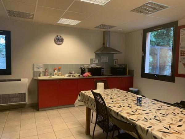 Site tertiaire à vendre à Châteaurenard avec grand terrain et vaste parking. Idéal siège social