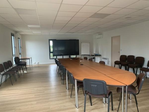 Site tertiaire à vendre à Châteaurenard avec grand terrain et vaste parking. Idéal siège social