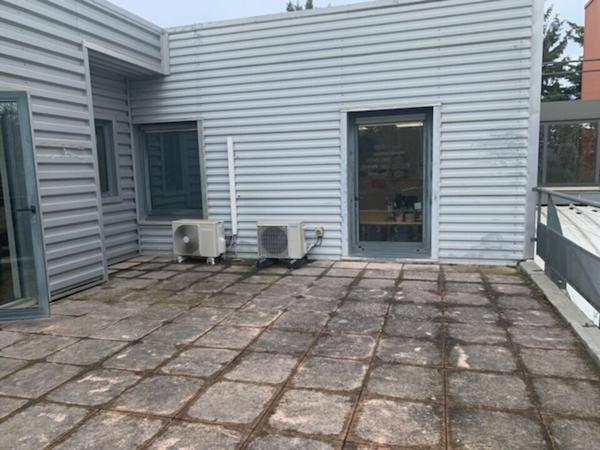 Site tertiaire à vendre à Châteaurenard avec grand terrain et vaste parking. Idéal siège social