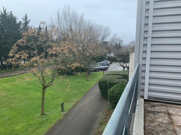 Site tertiaire à vendre à Châteaurenard avec grand terrain et vaste parking. Idéal siège social