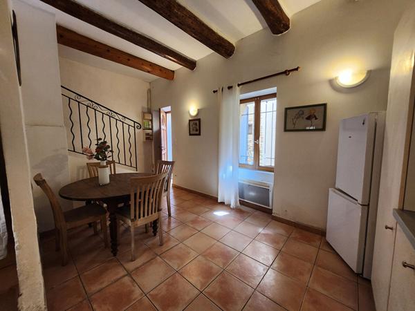 L'ISLE SUR LA SORGUE - A LOUER MAISON DE VILLE TYPE2 BIS - 1 PIECE A VIVRE - 1 CHAMBRE