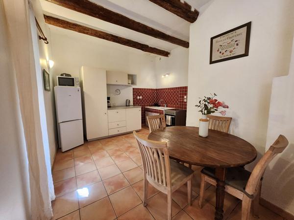 L'ISLE SUR LA SORGUE - A LOUER MAISON DE VILLE TYPE2 BIS - 1 PIECE A VIVRE - 1 CHAMBRE