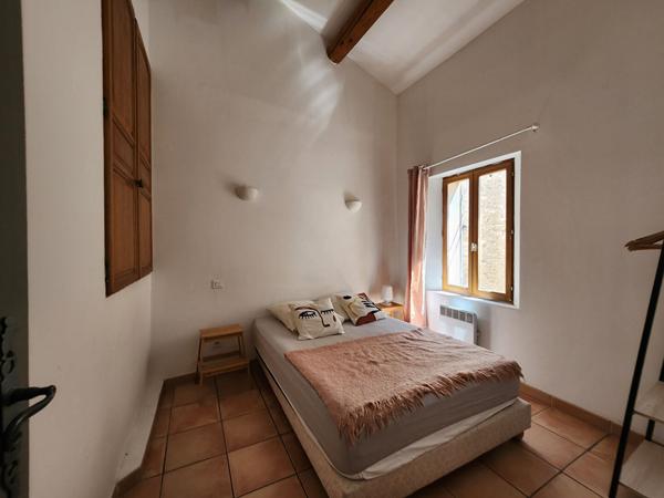 L'ISLE SUR LA SORGUE - A LOUER MAISON DE VILLE TYPE2 BIS - 1 PIECE A VIVRE - 1 CHAMBRE