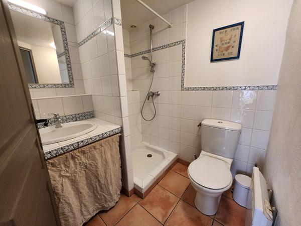 L'ISLE SUR LA SORGUE - A LOUER MAISON DE VILLE TYPE2 BIS - 1 PIECE A VIVRE - 1 CHAMBRE