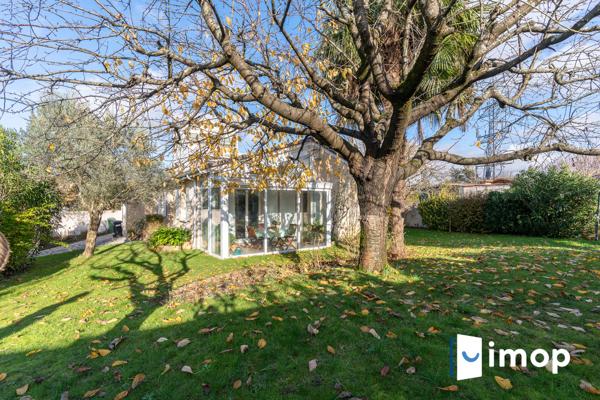 Maison de plain-pied avec beau jardin