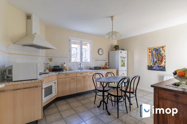 Maison de plain-pied avec beau jardin