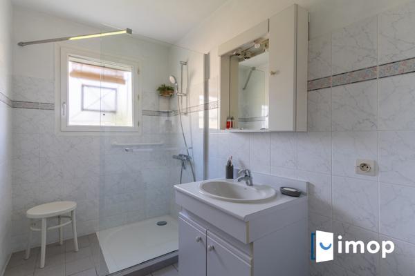 Maison de plain-pied avec beau jardin