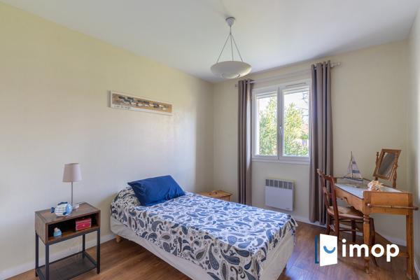 Maison de plain-pied avec beau jardin