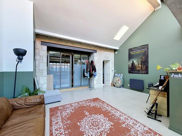 Au cœur du centre-ville d’Angoulême, superbe loft situé au 2ème étage d’un immeuble.