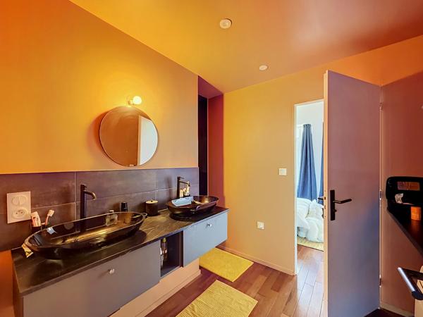 Au cœur du centre-ville d’Angoulême, superbe loft situé au 2ème étage d’un immeuble.