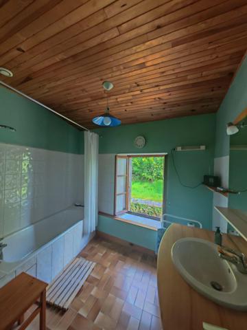 Charmante maison en pierre avec jardin – Saint-Apollinaire-de-Rias