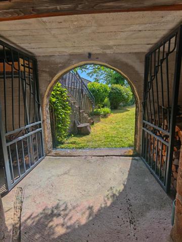 Charmante maison en pierre avec jardin – Saint-Apollinaire-de-Rias