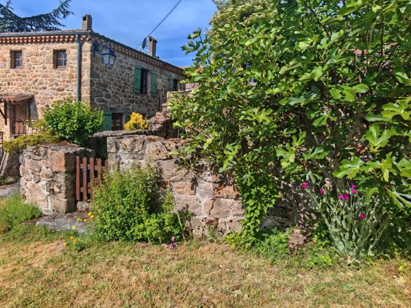 Charmante maison en pierre avec jardin – Saint-Apollinaire-de-Rias