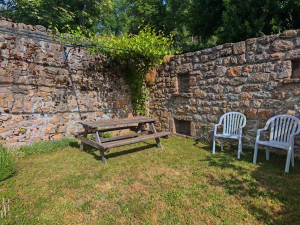 Charmante maison en pierre avec jardin – Saint-Apollinaire-de-Rias