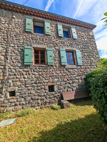Charmante maison en pierre avec jardin – Saint-Apollinaire-de-Rias