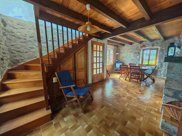 Charmante maison en pierre avec jardin – Saint-Apollinaire-de-Rias