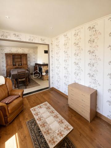 DISPOSITION GÉNÉRALE :

Cette maison de plain-pied offre un cadre de vie fonctionnel et lumineux sur un terrain de 558 m². Son organisation pratique et ses volumes généreux en font une habitation agréable au quotidien, située dans un quartier recherché de Gisors.

REZ-DE-CHAUSSÉE :

L'espace de vie principal se compose d'un double séjour, actuellement aménagé en séjour et salle à manger, créant un bel espace convivial baigné de lumière naturelle. La cuisine équipée est fonctionnelle et prête à l'emploi. La partie nuit comprend deux chambres confortables, une salle d'eau moderne et un WC séparé pour plus de praticité. L'ensemble présente un charme authentique avec des finitions soignées.

SOUS-SOL :

Le sous-sol total constitue un atout majeur de cette maison. Il offre de multiples possibilités d'aménagement : espaces de rangement généreux, atelier, buanderie, cave, ou encore pièces supplémentaires selon vos besoins. Cette surface additionnelle représente un réel potentiel pour agrandir l'espace de vie ou optimiser le stockage.

EXTÉRIEUR :

Le terrain de 558 m² entoure la maison et permet de profiter d'un jardin agréable pour les moments en famille, les repas en extérieur ou le jardinage. Cet espace offre également la possibilité d'envisager des aménagements extérieurs comme un potager, une terrasse étendue ou des jeux pour enfants.

ENVIRONNEMENT :

Située dans un quartier recherché de Gisors, cette maison bénéficie d'un emplacement calme tout en restant proche des commodités, des écoles et des commerces. Le secteur est apprécié pour son cadre de vie paisible et sa bonne desserte, offrant un équilibre entre tranquillité résidentielle et accessibilité aux services du quotidien.

Une maison de plain-pied lumineuse avec sous-sol complet et beau jardin dans un quartier prisé de Gisors.