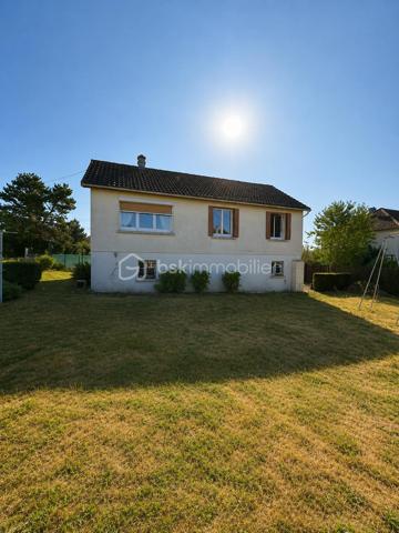 DISPOSITION GÉNÉRALE :

Cette maison de plain-pied offre un cadre de vie fonctionnel et lumineux sur un terrain de 558 m². Son organisation pratique et ses volumes généreux en font une habitation agréable au quotidien, située dans un quartier recherché de Gisors.

REZ-DE-CHAUSSÉE :

L'espace de vie principal se compose d'un double séjour, actuellement aménagé en séjour et salle à manger, créant un bel espace convivial baigné de lumière naturelle. La cuisine équipée est fonctionnelle et prête à l'emploi. La partie nuit comprend deux chambres confortables, une salle d'eau moderne et un WC séparé pour plus de praticité. L'ensemble présente un charme authentique avec des finitions soignées.

SOUS-SOL :

Le sous-sol total constitue un atout majeur de cette maison. Il offre de multiples possibilités d'aménagement : espaces de rangement généreux, atelier, buanderie, cave, ou encore pièces supplémentaires selon vos besoins. Cette surface additionnelle représente un réel potentiel pour agrandir l'espace de vie ou optimiser le stockage.

EXTÉRIEUR :

Le terrain de 558 m² entoure la maison et permet de profiter d'un jardin agréable pour les moments en famille, les repas en extérieur ou le jardinage. Cet espace offre également la possibilité d'envisager des aménagements extérieurs comme un potager, une terrasse étendue ou des jeux pour enfants.

ENVIRONNEMENT :

Située dans un quartier recherché de Gisors, cette maison bénéficie d'un emplacement calme tout en restant proche des commodités, des écoles et des commerces. Le secteur est apprécié pour son cadre de vie paisible et sa bonne desserte, offrant un équilibre entre tranquillité résidentielle et accessibilité aux services du quotidien.

Une maison de plain-pied lumineuse avec sous-sol complet et beau jardin dans un quartier prisé de Gisors.