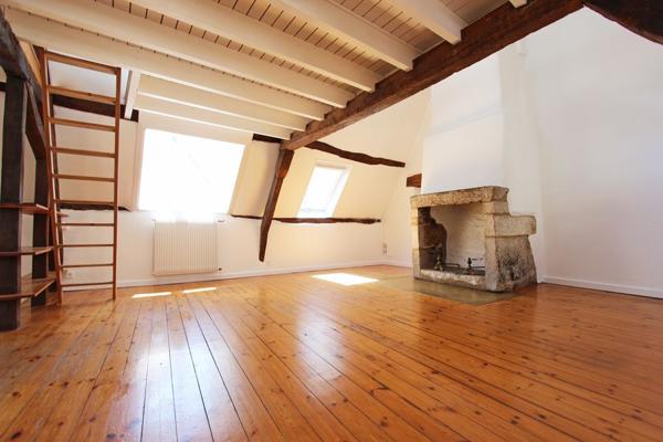 UNE MAISON HISTORIQUE & ATYPIQUE, EN PLEIN CENTRE-VILLE DE QUIMPER. -
