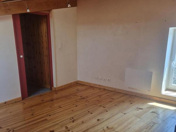 BOULIEU LES ANNONAY 07100  Maison en pierre de 43.63m² répartis sur 3 niveaux avec agencement optimisé et en très bon état général