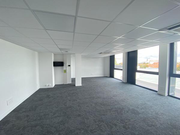 Bureaux neufs à louer 62 m² - 3 étage avec ascenseur, quartier La Pallice, prestations techniques optimales