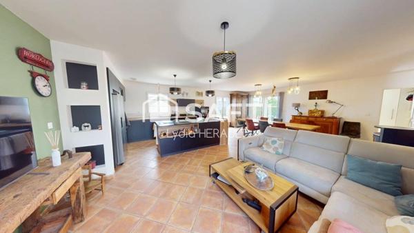 À Vars, Maison familiale plain pied récente alliant confort moderne, économies d’énergie et proximité immédiate de toutes commodités !