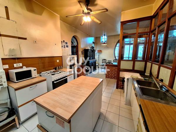 DOULLENS HYPER CENTRE - MAISON INDIVIDUELLE D'ENVIRON 180M² AVEC JARDIN ET UN SOUS SOL COMPLET