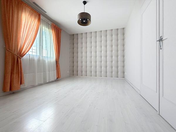 SOUS COMPROMIS - Maison de plain pied, lumineuse, 3 chambres, garage et jardin -  112 m2