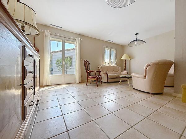 SOUS COMPROMIS - Maison de plain pied, lumineuse, 3 chambres, garage et jardin -  112 m2