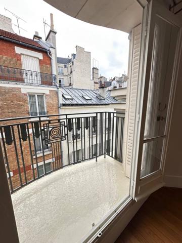 Charmant deux pièces dans immeuble pierres de taille