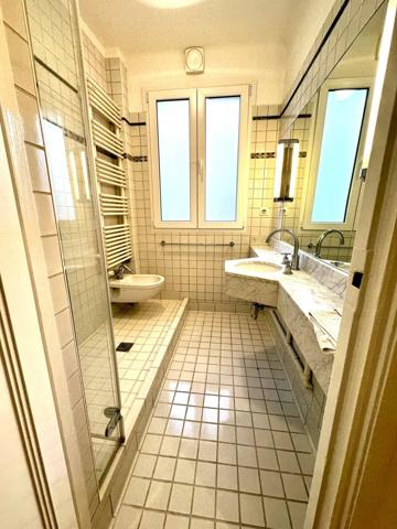 Charmant deux pièces dans immeuble pierres de taille