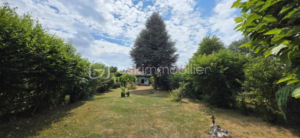 Exclusivité ! Située en métropole sud-est sur la commune dynamique de Cagny, à seulement 800 mètres de la gare de Longueau (suffisamment loin pour ne pas entendre le passage des trains), au pied des lignes de bus, des commerces, école, crèche, boulangerie, restaurant/tabac, clubs sportifs de padel et tennis, rocade à moins de 2min, ce bien vous rendra la vie pratique. 
Cette jolie maison propose une autonomie de plain-pied avec une chambre de 11 m², une salle d'eau et un toilette. Au rez-de-chaussée, vous découvrirez également une cuisine équipée de plus de 13 m² ainsi qu'un salon-séjour en L de 31 m² avec insert bois et une entrée. La pièce de vie lumineuse donne sur la terrasse et le beau jardin clos et arboré d'environ 600 m² avec une dépendance habitable de 16 m² ainsi qu'un abri de jardin. A l’étage, on retrouve une chambre de 15 m² au sol avec ses rangements sous combles (10 m² habitables), un bureau indépendant ou chambre d'enfant de 8,5 m² (6 m² habitables) ainsi qu'une salle de bains avec WC. Une place de stationnement privé est disponible devant la maison. 
Chauffage gaz de ville avec chaudière à condensation neuve à production d'eau chaude, huisseries double vitrage et volets roulants électriques, beau jardin avec terrasse de 25 m². La plupart des toitures ont été entièrement refaites ces 2 dernières années avec isolation. Terrain piscinable.
Taxe foncière 2025 : 1 181 €. Contactez-moi pour plus d'informations !