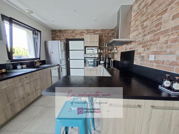 A VENDRE en Exclusivité à Saint Paul en Pareds, Maison de plain-pied PMR de 95 m2 env avec 2 chambres et 1 bureau sur une parcelle de 471 m2