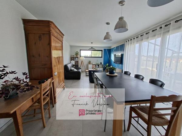 A VENDRE en Exclusivité à Saint Paul en Pareds, Maison de plain-pied PMR de 95 m2 env avec 2 chambres et 1 bureau sur une parcelle de 471 m2