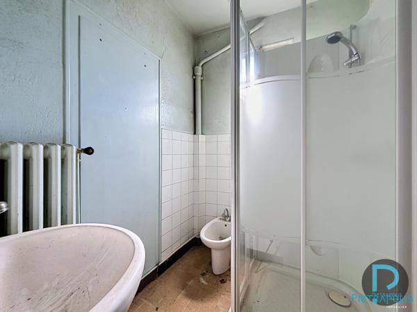 TENEMENT IMMOBILIER avec trois appartements et terrain