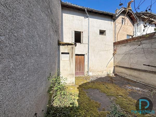 TENEMENT IMMOBILIER avec trois appartements et terrain