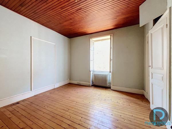 TENEMENT IMMOBILIER avec trois appartements et terrain