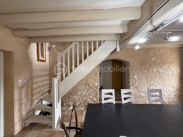 Un dossier complet est disponible sur simple demande avant toute visite : diagnostics techniques, vidéo et photos suplémentaires du logement ainsi que l’ensemble des documents relatifs au bien. Une transparence totale pour un projet d’achat sécurisé. 

PROPRIÉTÉ DE CHARME – DEUX HABITATIONS – PLUS DE 6 000 M² DE TERRAIN

Dans un environnement typique du Perche, particulièrement calme et préservé, découvrez cette propriété composée de deux habitations distinctes et contiguës, implantées sur un terrain clos de plus de 6 000 m².

L’ensemble,  a été restauré et rénové avec goût, encore récemment, avec des matériaux et équipements de qualité.

Un total de 6 chambres, dont deux en enfilade ( avec dressing ) 

Sans vis-à-vis, la propriété bénéficie d’une vue imprenable, offrant un cadre de vie exceptionnel, paisible et privilégié.

Deux habitations, de nombreuses possibilités

Les deux maisons développent respectivement environ 140 m² et 110 m².

Leur configuration est idéale pour de nombreux projets : résidence principale pour deux familles, habitation principale avec logement indépendant, création d’un gîte ou encore chambres d’hôtes, ou activité professionnelle. 

Des prestations de qualité - accès possible par deux portails différents

La propriété bénéficie notamment de :

* DPE classé C, avec une bonne performance énergétique
* Cuisine récente
* Poêles à bois
* Pompes à chaleur
* Ballon d’eau chaude thermodynamique
* Volets roulants électriques
* Puits fonctionnel
* 200 m² de terrasses
* Appentis d’environ 30 m² - cabanon de jardin d’environ 20M2
* Portail électrique
* Visiophone
* Stationnement facile
* Terrain piscinable
* Assainissement autonome

Un environnement privilégié

Située entre Bellême et La Ferté-Bernard, dans un charmant village du Perche, la propriété bénéficie de la proximité des commerces et services du quotidien : médecin, pharmacie, infirmière, bar-tabac-presse, boulangerie-pâtisserie, épicerie, coiffeur ainsi que différents artisans.

Le terrain de plus de 6 000 m² offre de nombreuses possibilités et permet de profiter pleinement d’un environnement naturel, sans vis-à-vis et avec une très belle exposition.

Distances

* 16 km de La Ferté-Bernard
* 11 km de Bellême
* 12 km de Saint-Cosme-en-Vairais
* 35 km de Savigné-l’Évêque

Une propriété rare par son environnement, sa vue, ses volumes et ses deux habitations ( pouvant être lié l’une à l’autre ) offrant un véritable potentiel pour un projet familial, touristique ou d’investissement.
J’accompagne mes clients, dont plusieurs disposent déjà d’un financement fiable et assuré, dans leur recherche de biens au Mans et ses alentours. Je suis également à la recherche de nouveaux biens à vendre. Je rémunère mes apporteurs d’affaires et je travaille avec un réseau d’artisans ainsi qu’un courtier en financement afin de vous accompagner dans toutes les étapes de votre projet immobilier.