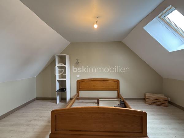 Un dossier complet est disponible sur simple demande avant toute visite : diagnostics techniques, vidéo et photos suplémentaires du logement ainsi que l’ensemble des documents relatifs au bien. Une transparence totale pour un projet d’achat sécurisé. 

PROPRIÉTÉ DE CHARME – DEUX HABITATIONS – PLUS DE 6 000 M² DE TERRAIN

Dans un environnement typique du Perche, particulièrement calme et préservé, découvrez cette propriété composée de deux habitations distinctes et contiguës, implantées sur un terrain clos de plus de 6 000 m².

L’ensemble,  a été restauré et rénové avec goût, encore récemment, avec des matériaux et équipements de qualité.

Un total de 6 chambres, dont deux en enfilade ( avec dressing ) 

Sans vis-à-vis, la propriété bénéficie d’une vue imprenable, offrant un cadre de vie exceptionnel, paisible et privilégié.

Deux habitations, de nombreuses possibilités

Les deux maisons développent respectivement environ 140 m² et 110 m².

Leur configuration est idéale pour de nombreux projets : résidence principale pour deux familles, habitation principale avec logement indépendant, création d’un gîte ou encore chambres d’hôtes, ou activité professionnelle. 

Des prestations de qualité - accès possible par deux portails différents

La propriété bénéficie notamment de :

* DPE classé C, avec une bonne performance énergétique
* Cuisine récente
* Poêles à bois
* Pompes à chaleur
* Ballon d’eau chaude thermodynamique
* Volets roulants électriques
* Puits fonctionnel
* 200 m² de terrasses
* Appentis d’environ 30 m² - cabanon de jardin d’environ 20M2
* Portail électrique
* Visiophone
* Stationnement facile
* Terrain piscinable
* Assainissement autonome

Un environnement privilégié

Située entre Bellême et La Ferté-Bernard, dans un charmant village du Perche, la propriété bénéficie de la proximité des commerces et services du quotidien : médecin, pharmacie, infirmière, bar-tabac-presse, boulangerie-pâtisserie, épicerie, coiffeur ainsi que différents artisans.

Le terrain de plus de 6 000 m² offre de nombreuses possibilités et permet de profiter pleinement d’un environnement naturel, sans vis-à-vis et avec une très belle exposition.

Distances

* 16 km de La Ferté-Bernard
* 11 km de Bellême
* 12 km de Saint-Cosme-en-Vairais
* 35 km de Savigné-l’Évêque

Une propriété rare par son environnement, sa vue, ses volumes et ses deux habitations ( pouvant être lié l’une à l’autre ) offrant un véritable potentiel pour un projet familial, touristique ou d’investissement.
J’accompagne mes clients, dont plusieurs disposent déjà d’un financement fiable et assuré, dans leur recherche de biens au Mans et ses alentours. Je suis également à la recherche de nouveaux biens à vendre. Je rémunère mes apporteurs d’affaires et je travaille avec un réseau d’artisans ainsi qu’un courtier en financement afin de vous accompagner dans toutes les étapes de votre projet immobilier.