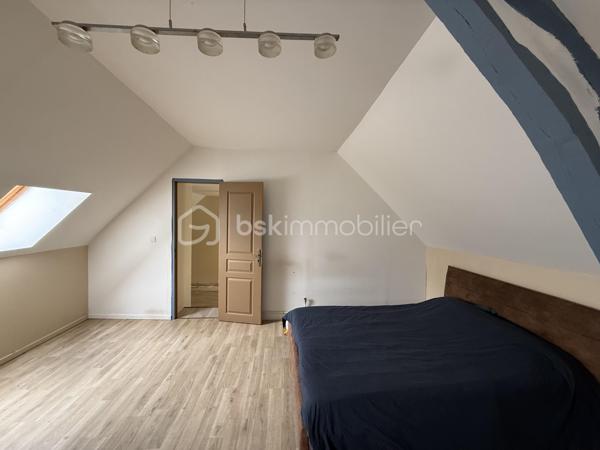 Un dossier complet est disponible sur simple demande avant toute visite : diagnostics techniques, vidéo et photos suplémentaires du logement ainsi que l’ensemble des documents relatifs au bien. Une transparence totale pour un projet d’achat sécurisé. 

PROPRIÉTÉ DE CHARME – DEUX HABITATIONS – PLUS DE 6 000 M² DE TERRAIN

Dans un environnement typique du Perche, particulièrement calme et préservé, découvrez cette propriété composée de deux habitations distinctes et contiguës, implantées sur un terrain clos de plus de 6 000 m².

L’ensemble,  a été restauré et rénové avec goût, encore récemment, avec des matériaux et équipements de qualité.

Un total de 6 chambres, dont deux en enfilade ( avec dressing ) 

Sans vis-à-vis, la propriété bénéficie d’une vue imprenable, offrant un cadre de vie exceptionnel, paisible et privilégié.

Deux habitations, de nombreuses possibilités

Les deux maisons développent respectivement environ 140 m² et 110 m².

Leur configuration est idéale pour de nombreux projets : résidence principale pour deux familles, habitation principale avec logement indépendant, création d’un gîte ou encore chambres d’hôtes, ou activité professionnelle. 

Des prestations de qualité - accès possible par deux portails différents

La propriété bénéficie notamment de :

* DPE classé C, avec une bonne performance énergétique
* Cuisine récente
* Poêles à bois
* Pompes à chaleur
* Ballon d’eau chaude thermodynamique
* Volets roulants électriques
* Puits fonctionnel
* 200 m² de terrasses
* Appentis d’environ 30 m² - cabanon de jardin d’environ 20M2
* Portail électrique
* Visiophone
* Stationnement facile
* Terrain piscinable
* Assainissement autonome

Un environnement privilégié

Située entre Bellême et La Ferté-Bernard, dans un charmant village du Perche, la propriété bénéficie de la proximité des commerces et services du quotidien : médecin, pharmacie, infirmière, bar-tabac-presse, boulangerie-pâtisserie, épicerie, coiffeur ainsi que différents artisans.

Le terrain de plus de 6 000 m² offre de nombreuses possibilités et permet de profiter pleinement d’un environnement naturel, sans vis-à-vis et avec une très belle exposition.

Distances

* 16 km de La Ferté-Bernard
* 11 km de Bellême
* 12 km de Saint-Cosme-en-Vairais
* 35 km de Savigné-l’Évêque

Une propriété rare par son environnement, sa vue, ses volumes et ses deux habitations ( pouvant être lié l’une à l’autre ) offrant un véritable potentiel pour un projet familial, touristique ou d’investissement.
J’accompagne mes clients, dont plusieurs disposent déjà d’un financement fiable et assuré, dans leur recherche de biens au Mans et ses alentours. Je suis également à la recherche de nouveaux biens à vendre. Je rémunère mes apporteurs d’affaires et je travaille avec un réseau d’artisans ainsi qu’un courtier en financement afin de vous accompagner dans toutes les étapes de votre projet immobilier.