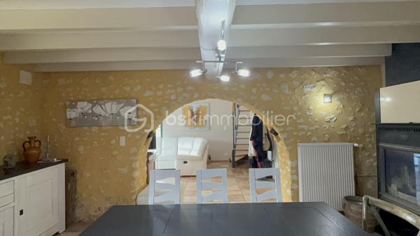 Un dossier complet est disponible sur simple demande avant toute visite : diagnostics techniques, vidéo et photos suplémentaires du logement ainsi que l’ensemble des documents relatifs au bien. Une transparence totale pour un projet d’achat sécurisé. 

PROPRIÉTÉ DE CHARME – DEUX HABITATIONS – PLUS DE 6 000 M² DE TERRAIN

Dans un environnement typique du Perche, particulièrement calme et préservé, découvrez cette propriété composée de deux habitations distinctes et contiguës, implantées sur un terrain clos de plus de 6 000 m².

L’ensemble,  a été restauré et rénové avec goût, encore récemment, avec des matériaux et équipements de qualité.

Un total de 6 chambres, dont deux en enfilade ( avec dressing ) 

Sans vis-à-vis, la propriété bénéficie d’une vue imprenable, offrant un cadre de vie exceptionnel, paisible et privilégié.

Deux habitations, de nombreuses possibilités

Les deux maisons développent respectivement environ 140 m² et 110 m².

Leur configuration est idéale pour de nombreux projets : résidence principale pour deux familles, habitation principale avec logement indépendant, création d’un gîte ou encore chambres d’hôtes, ou activité professionnelle. 

Des prestations de qualité - accès possible par deux portails différents

La propriété bénéficie notamment de :

* DPE classé C, avec une bonne performance énergétique
* Cuisine récente
* Poêles à bois
* Pompes à chaleur
* Ballon d’eau chaude thermodynamique
* Volets roulants électriques
* Puits fonctionnel
* 200 m² de terrasses
* Appentis d’environ 30 m² - cabanon de jardin d’environ 20M2
* Portail électrique
* Visiophone
* Stationnement facile
* Terrain piscinable
* Assainissement autonome

Un environnement privilégié

Située entre Bellême et La Ferté-Bernard, dans un charmant village du Perche, la propriété bénéficie de la proximité des commerces et services du quotidien : médecin, pharmacie, infirmière, bar-tabac-presse, boulangerie-pâtisserie, épicerie, coiffeur ainsi que différents artisans.

Le terrain de plus de 6 000 m² offre de nombreuses possibilités et permet de profiter pleinement d’un environnement naturel, sans vis-à-vis et avec une très belle exposition.

Distances

* 16 km de La Ferté-Bernard
* 11 km de Bellême
* 12 km de Saint-Cosme-en-Vairais
* 35 km de Savigné-l’Évêque

Une propriété rare par son environnement, sa vue, ses volumes et ses deux habitations ( pouvant être lié l’une à l’autre ) offrant un véritable potentiel pour un projet familial, touristique ou d’investissement.
J’accompagne mes clients, dont plusieurs disposent déjà d’un financement fiable et assuré, dans leur recherche de biens au Mans et ses alentours. Je suis également à la recherche de nouveaux biens à vendre. Je rémunère mes apporteurs d’affaires et je travaille avec un réseau d’artisans ainsi qu’un courtier en financement afin de vous accompagner dans toutes les étapes de votre projet immobilier.