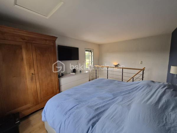 Un dossier complet est disponible sur simple demande avant toute visite : diagnostics techniques, vidéo et photos suplémentaires du logement ainsi que l’ensemble des documents relatifs au bien. Une transparence totale pour un projet d’achat sécurisé. 

PROPRIÉTÉ DE CHARME – DEUX HABITATIONS – PLUS DE 6 000 M² DE TERRAIN

Dans un environnement typique du Perche, particulièrement calme et préservé, découvrez cette propriété composée de deux habitations distinctes et contiguës, implantées sur un terrain clos de plus de 6 000 m².

L’ensemble,  a été restauré et rénové avec goût, encore récemment, avec des matériaux et équipements de qualité.

Un total de 6 chambres, dont deux en enfilade ( avec dressing ) 

Sans vis-à-vis, la propriété bénéficie d’une vue imprenable, offrant un cadre de vie exceptionnel, paisible et privilégié.

Deux habitations, de nombreuses possibilités

Les deux maisons développent respectivement environ 140 m² et 110 m².

Leur configuration est idéale pour de nombreux projets : résidence principale pour deux familles, habitation principale avec logement indépendant, création d’un gîte ou encore chambres d’hôtes, ou activité professionnelle. 

Des prestations de qualité - accès possible par deux portails différents

La propriété bénéficie notamment de :

* DPE classé C, avec une bonne performance énergétique
* Cuisine récente
* Poêles à bois
* Pompes à chaleur
* Ballon d’eau chaude thermodynamique
* Volets roulants électriques
* Puits fonctionnel
* 200 m² de terrasses
* Appentis d’environ 30 m² - cabanon de jardin d’environ 20M2
* Portail électrique
* Visiophone
* Stationnement facile
* Terrain piscinable
* Assainissement autonome

Un environnement privilégié

Située entre Bellême et La Ferté-Bernard, dans un charmant village du Perche, la propriété bénéficie de la proximité des commerces et services du quotidien : médecin, pharmacie, infirmière, bar-tabac-presse, boulangerie-pâtisserie, épicerie, coiffeur ainsi que différents artisans.

Le terrain de plus de 6 000 m² offre de nombreuses possibilités et permet de profiter pleinement d’un environnement naturel, sans vis-à-vis et avec une très belle exposition.

Distances

* 16 km de La Ferté-Bernard
* 11 km de Bellême
* 12 km de Saint-Cosme-en-Vairais
* 35 km de Savigné-l’Évêque

Une propriété rare par son environnement, sa vue, ses volumes et ses deux habitations ( pouvant être lié l’une à l’autre ) offrant un véritable potentiel pour un projet familial, touristique ou d’investissement.
J’accompagne mes clients, dont plusieurs disposent déjà d’un financement fiable et assuré, dans leur recherche de biens au Mans et ses alentours. Je suis également à la recherche de nouveaux biens à vendre. Je rémunère mes apporteurs d’affaires et je travaille avec un réseau d’artisans ainsi qu’un courtier en financement afin de vous accompagner dans toutes les étapes de votre projet immobilier.