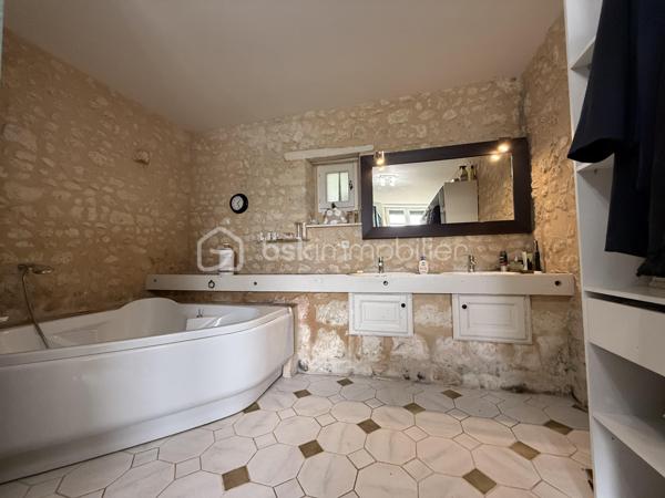 Un dossier complet est disponible sur simple demande avant toute visite : diagnostics techniques, vidéo et photos suplémentaires du logement ainsi que l’ensemble des documents relatifs au bien. Une transparence totale pour un projet d’achat sécurisé. 

PROPRIÉTÉ DE CHARME – DEUX HABITATIONS – PLUS DE 6 000 M² DE TERRAIN

Dans un environnement typique du Perche, particulièrement calme et préservé, découvrez cette propriété composée de deux habitations distinctes et contiguës, implantées sur un terrain clos de plus de 6 000 m².

L’ensemble,  a été restauré et rénové avec goût, encore récemment, avec des matériaux et équipements de qualité.

Un total de 6 chambres, dont deux en enfilade ( avec dressing ) 

Sans vis-à-vis, la propriété bénéficie d’une vue imprenable, offrant un cadre de vie exceptionnel, paisible et privilégié.

Deux habitations, de nombreuses possibilités

Les deux maisons développent respectivement environ 140 m² et 110 m².

Leur configuration est idéale pour de nombreux projets : résidence principale pour deux familles, habitation principale avec logement indépendant, création d’un gîte ou encore chambres d’hôtes, ou activité professionnelle. 

Des prestations de qualité - accès possible par deux portails différents

La propriété bénéficie notamment de :

* DPE classé C, avec une bonne performance énergétique
* Cuisine récente
* Poêles à bois
* Pompes à chaleur
* Ballon d’eau chaude thermodynamique
* Volets roulants électriques
* Puits fonctionnel
* 200 m² de terrasses
* Appentis d’environ 30 m² - cabanon de jardin d’environ 20M2
* Portail électrique
* Visiophone
* Stationnement facile
* Terrain piscinable
* Assainissement autonome

Un environnement privilégié

Située entre Bellême et La Ferté-Bernard, dans un charmant village du Perche, la propriété bénéficie de la proximité des commerces et services du quotidien : médecin, pharmacie, infirmière, bar-tabac-presse, boulangerie-pâtisserie, épicerie, coiffeur ainsi que différents artisans.

Le terrain de plus de 6 000 m² offre de nombreuses possibilités et permet de profiter pleinement d’un environnement naturel, sans vis-à-vis et avec une très belle exposition.

Distances

* 16 km de La Ferté-Bernard
* 11 km de Bellême
* 12 km de Saint-Cosme-en-Vairais
* 35 km de Savigné-l’Évêque

Une propriété rare par son environnement, sa vue, ses volumes et ses deux habitations ( pouvant être lié l’une à l’autre ) offrant un véritable potentiel pour un projet familial, touristique ou d’investissement.
J’accompagne mes clients, dont plusieurs disposent déjà d’un financement fiable et assuré, dans leur recherche de biens au Mans et ses alentours. Je suis également à la recherche de nouveaux biens à vendre. Je rémunère mes apporteurs d’affaires et je travaille avec un réseau d’artisans ainsi qu’un courtier en financement afin de vous accompagner dans toutes les étapes de votre projet immobilier.