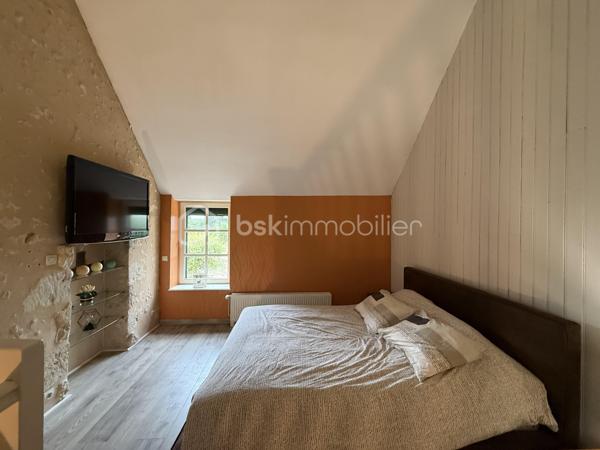 Un dossier complet est disponible sur simple demande avant toute visite : diagnostics techniques, vidéo et photos suplémentaires du logement ainsi que l’ensemble des documents relatifs au bien. Une transparence totale pour un projet d’achat sécurisé. 

PROPRIÉTÉ DE CHARME – DEUX HABITATIONS – PLUS DE 6 000 M² DE TERRAIN

Dans un environnement typique du Perche, particulièrement calme et préservé, découvrez cette propriété composée de deux habitations distinctes et contiguës, implantées sur un terrain clos de plus de 6 000 m².

L’ensemble,  a été restauré et rénové avec goût, encore récemment, avec des matériaux et équipements de qualité.

Un total de 6 chambres, dont deux en enfilade ( avec dressing ) 

Sans vis-à-vis, la propriété bénéficie d’une vue imprenable, offrant un cadre de vie exceptionnel, paisible et privilégié.

Deux habitations, de nombreuses possibilités

Les deux maisons développent respectivement environ 140 m² et 110 m².

Leur configuration est idéale pour de nombreux projets : résidence principale pour deux familles, habitation principale avec logement indépendant, création d’un gîte ou encore chambres d’hôtes, ou activité professionnelle. 

Des prestations de qualité - accès possible par deux portails différents

La propriété bénéficie notamment de :

* DPE classé C, avec une bonne performance énergétique
* Cuisine récente
* Poêles à bois
* Pompes à chaleur
* Ballon d’eau chaude thermodynamique
* Volets roulants électriques
* Puits fonctionnel
* 200 m² de terrasses
* Appentis d’environ 30 m² - cabanon de jardin d’environ 20M2
* Portail électrique
* Visiophone
* Stationnement facile
* Terrain piscinable
* Assainissement autonome

Un environnement privilégié

Située entre Bellême et La Ferté-Bernard, dans un charmant village du Perche, la propriété bénéficie de la proximité des commerces et services du quotidien : médecin, pharmacie, infirmière, bar-tabac-presse, boulangerie-pâtisserie, épicerie, coiffeur ainsi que différents artisans.

Le terrain de plus de 6 000 m² offre de nombreuses possibilités et permet de profiter pleinement d’un environnement naturel, sans vis-à-vis et avec une très belle exposition.

Distances

* 16 km de La Ferté-Bernard
* 11 km de Bellême
* 12 km de Saint-Cosme-en-Vairais
* 35 km de Savigné-l’Évêque

Une propriété rare par son environnement, sa vue, ses volumes et ses deux habitations ( pouvant être lié l’une à l’autre ) offrant un véritable potentiel pour un projet familial, touristique ou d’investissement.
J’accompagne mes clients, dont plusieurs disposent déjà d’un financement fiable et assuré, dans leur recherche de biens au Mans et ses alentours. Je suis également à la recherche de nouveaux biens à vendre. Je rémunère mes apporteurs d’affaires et je travaille avec un réseau d’artisans ainsi qu’un courtier en financement afin de vous accompagner dans toutes les étapes de votre projet immobilier.