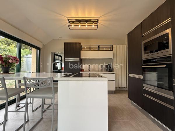 Un dossier complet est disponible sur simple demande avant toute visite : diagnostics techniques, vidéo et photos suplémentaires du logement ainsi que l’ensemble des documents relatifs au bien. Une transparence totale pour un projet d’achat sécurisé. 

PROPRIÉTÉ DE CHARME – DEUX HABITATIONS – PLUS DE 6 000 M² DE TERRAIN

Dans un environnement typique du Perche, particulièrement calme et préservé, découvrez cette propriété composée de deux habitations distinctes et contiguës, implantées sur un terrain clos de plus de 6 000 m².

L’ensemble,  a été restauré et rénové avec goût, encore récemment, avec des matériaux et équipements de qualité.

Un total de 6 chambres, dont deux en enfilade ( avec dressing ) 

Sans vis-à-vis, la propriété bénéficie d’une vue imprenable, offrant un cadre de vie exceptionnel, paisible et privilégié.

Deux habitations, de nombreuses possibilités

Les deux maisons développent respectivement environ 140 m² et 110 m².

Leur configuration est idéale pour de nombreux projets : résidence principale pour deux familles, habitation principale avec logement indépendant, création d’un gîte ou encore chambres d’hôtes, ou activité professionnelle. 

Des prestations de qualité - accès possible par deux portails différents

La propriété bénéficie notamment de :

* DPE classé C, avec une bonne performance énergétique
* Cuisine récente
* Poêles à bois
* Pompes à chaleur
* Ballon d’eau chaude thermodynamique
* Volets roulants électriques
* Puits fonctionnel
* 200 m² de terrasses
* Appentis d’environ 30 m² - cabanon de jardin d’environ 20M2
* Portail électrique
* Visiophone
* Stationnement facile
* Terrain piscinable
* Assainissement autonome

Un environnement privilégié

Située entre Bellême et La Ferté-Bernard, dans un charmant village du Perche, la propriété bénéficie de la proximité des commerces et services du quotidien : médecin, pharmacie, infirmière, bar-tabac-presse, boulangerie-pâtisserie, épicerie, coiffeur ainsi que différents artisans.

Le terrain de plus de 6 000 m² offre de nombreuses possibilités et permet de profiter pleinement d’un environnement naturel, sans vis-à-vis et avec une très belle exposition.

Distances

* 16 km de La Ferté-Bernard
* 11 km de Bellême
* 12 km de Saint-Cosme-en-Vairais
* 35 km de Savigné-l’Évêque

Une propriété rare par son environnement, sa vue, ses volumes et ses deux habitations ( pouvant être lié l’une à l’autre ) offrant un véritable potentiel pour un projet familial, touristique ou d’investissement.
J’accompagne mes clients, dont plusieurs disposent déjà d’un financement fiable et assuré, dans leur recherche de biens au Mans et ses alentours. Je suis également à la recherche de nouveaux biens à vendre. Je rémunère mes apporteurs d’affaires et je travaille avec un réseau d’artisans ainsi qu’un courtier en financement afin de vous accompagner dans toutes les étapes de votre projet immobilier.