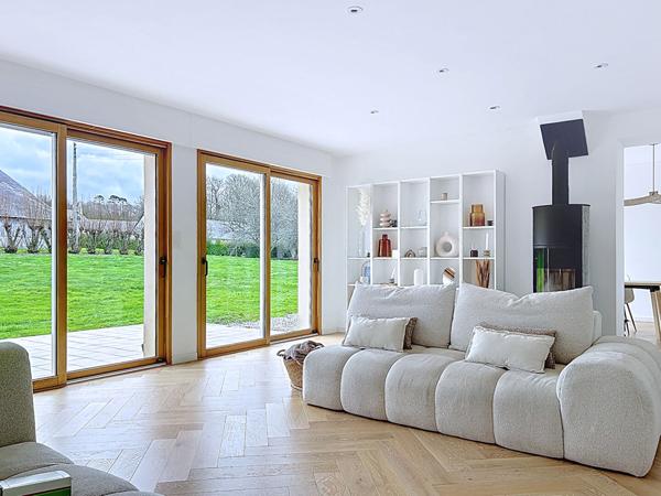 Maison 7 pièces, 178 m² au sol, vie de plain-pied, hangar et deux dépendances