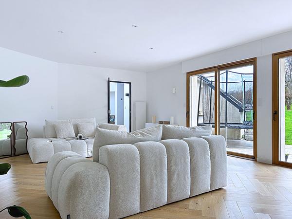 Maison 7 pièces, 178 m² au sol, vie de plain-pied, hangar et deux dépendances