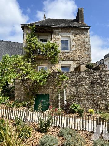A VENDRE: MAISON EN PLEIN COEUR DE BAUD