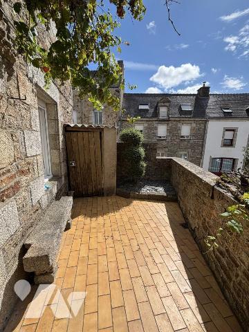 A VENDRE: MAISON EN PLEIN COEUR DE BAUD