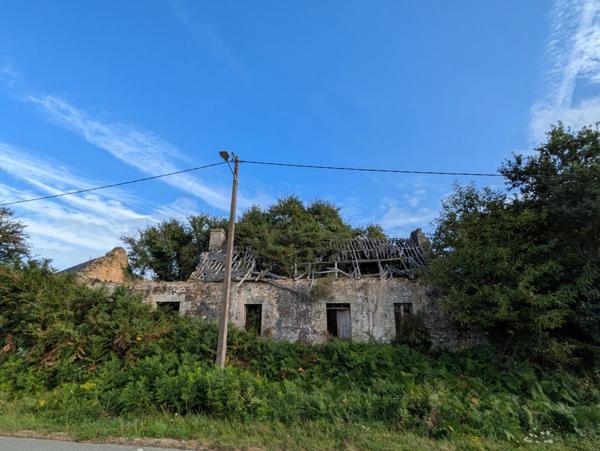 CLEGUEREC LONGERE A RENOVER INTEGRALEMENT PARCELLE DE 1899M²